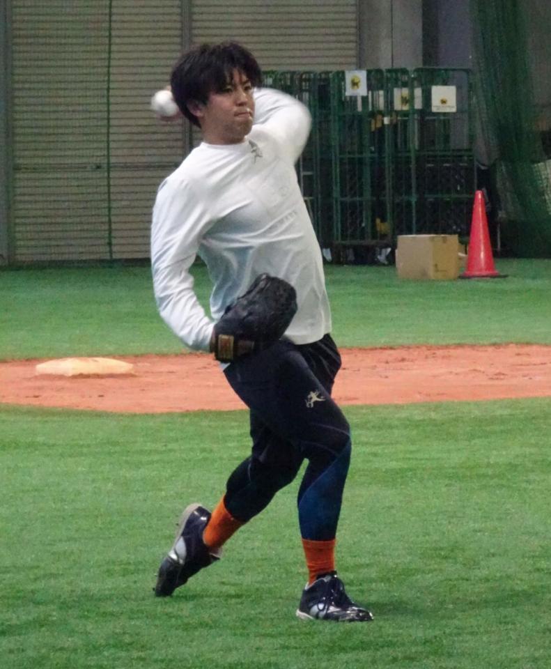 キャッチボールする東