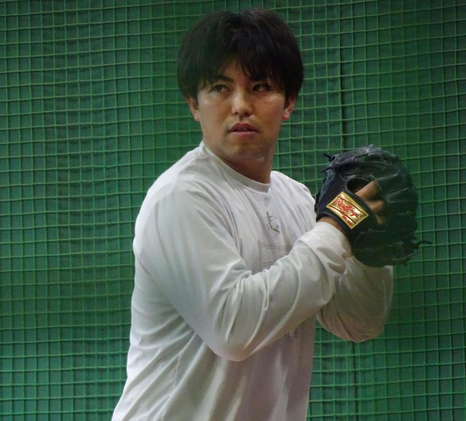 ブルペン入りする東