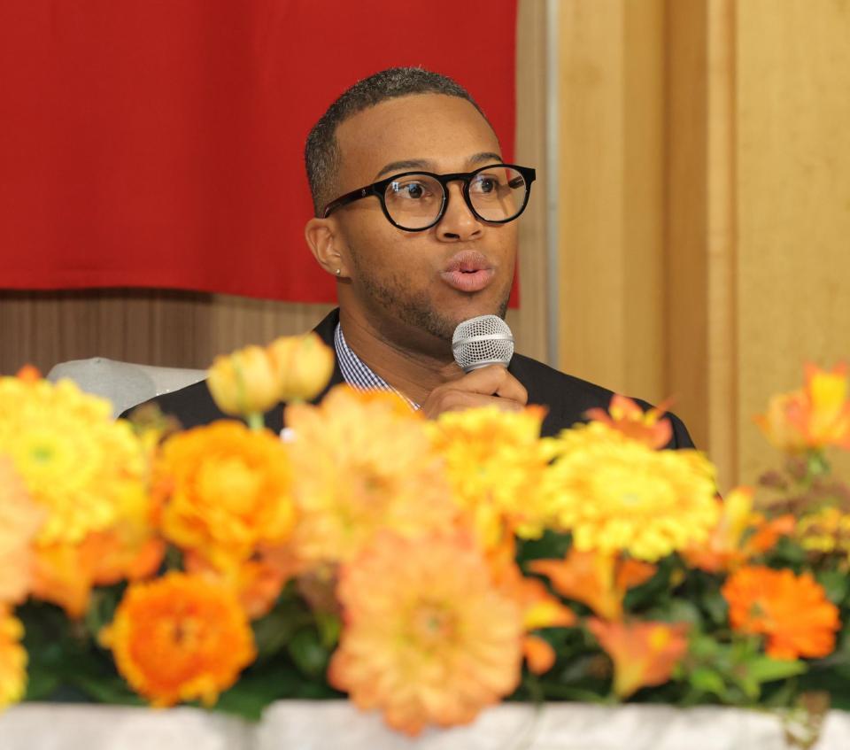 　入団会見するマルティネス（撮影・西岡正）