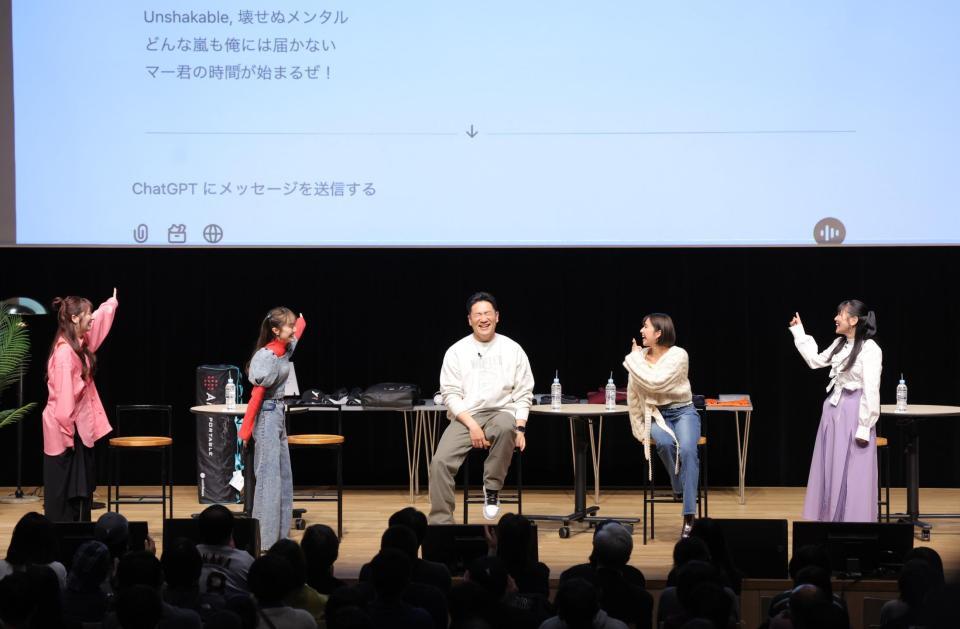 　ももいろクローバーＺと盛り上がる田中将（中央）＝撮影・西岡正