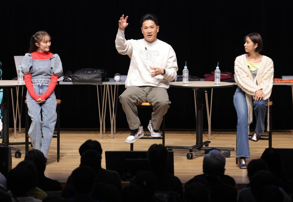 　イベントでトークする田中将（中央）＝撮影・西岡正