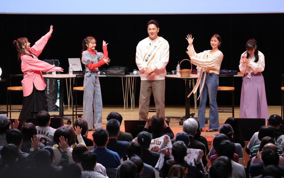 　ももいろクローバーＺ（左から）佐々木彩夏、百田夏菜子、玉井詩織、高城れにから祝福される田中将（中央）＝撮影・西岡正