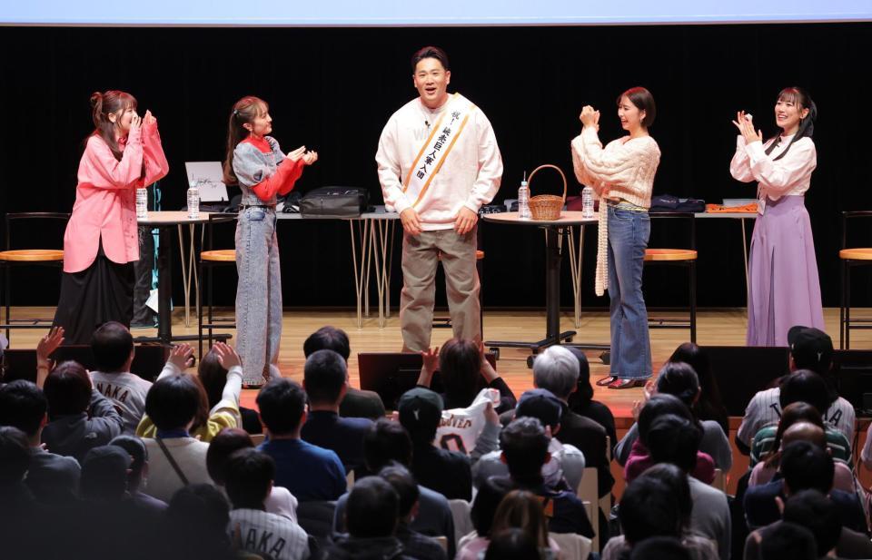 　ももいろクローバーＺ（左から）佐々木彩夏、百田夏菜子、玉井詩織、高城れにから祝福される田中将（中央）＝撮影・西岡正