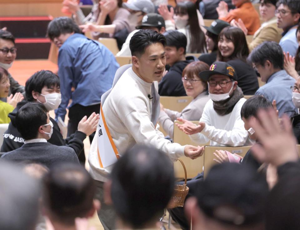 　客席を通ってステージに向かう田中将（中央）＝撮影・西岡正