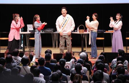 　ももいろクローバーＺから巨人入りを祝福される田中将（撮影・西岡正）