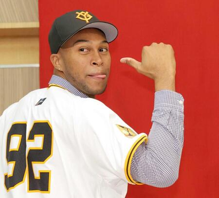 　背番号を披露するマルティネス（撮影・西岡正）