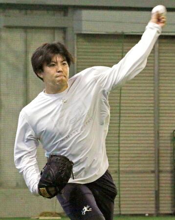 　キャッチボールをする東