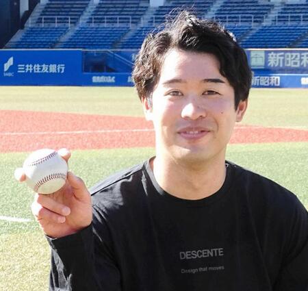 　改良型フォークの握りを披露する種市