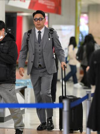 　宮崎入りした田中将（撮影・伊藤笙子）