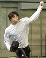 　キャッチボールをする東