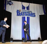 　新ホームユニフォームを発表した三浦監督（中央）＝撮影・開出牧