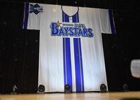 　イベントで発表されたＤｅＮＡの新ホームユニホーム（撮影・開出牧）