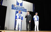 　新ホームユニホームを発表した三浦監督（中央）。左は村田コーチ、右は筒香（撮影・開出牧）