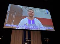 　ビデオメッセージで復帰を発表するバウアー（撮影・開出牧）