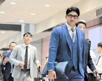 　台湾・桃園空港に到着し、ファンの熱烈歓迎に驚く菅野＝２４年２月２９日