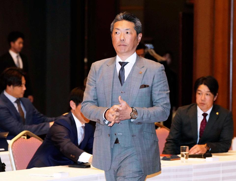 　監督・コーチ会議に臨む小久保監督