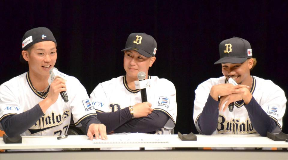 　トークショーに参加した（右から）宗、古田島、石川