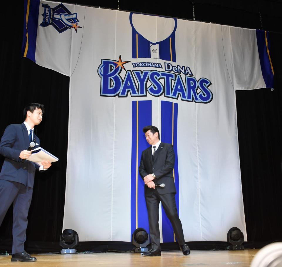 　新ホームユニフォームを発表した三浦監督（中央）＝撮影・開出牧