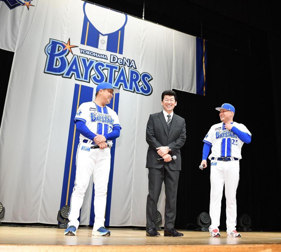 　新ホームユニホームを発表した三浦監督（中央）。左は村田コーチ、右は筒香（撮影・開出牧）