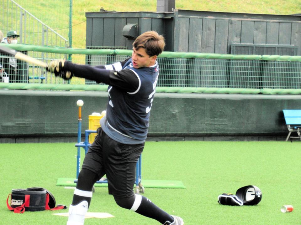 　ティー打撃を行うモイセエフ