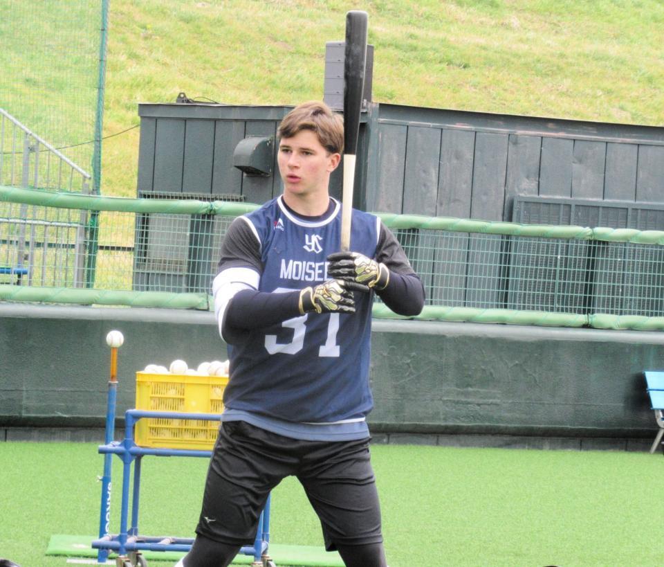 ティー打撃を行うモイセエフ