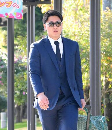 　宮崎入りする岡本和（撮影・伊藤笙子）