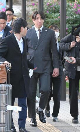 　宮崎入りし、報道陣の取材を受けながら移動する大勢（中央）＝２７日