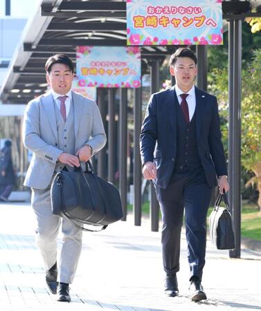 　宮崎入りした浅野（左）と荒巻＝２７日