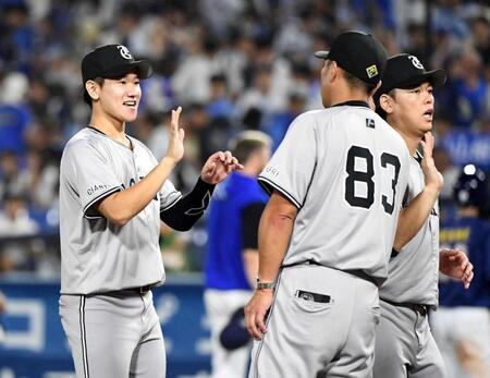 　４勝目を挙げ、阿部監督（右）に迎えられる井上（撮影・佐藤厚）＝２４年７月