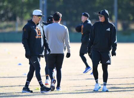 　ウオーミングアップ中、談笑する田中将（左）と坂本（撮影・伊藤笙子）