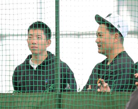 　戸郷（左）と会話を交わす田中将（撮影・伊藤笙子）