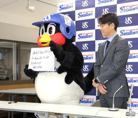 　青木宣親ＧＭ特別補佐（右）と並ぶつば九郎（撮影・西岡正）