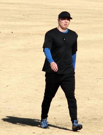 　自主トレを行った田中