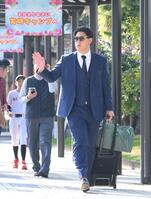 　宮崎入りし、ファンに手を振る岡本＝２７日