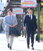 　宮崎入りした浅野（左）と荒巻＝２７日