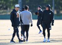 　ウオーミングアップ中、談笑する田中将（左）と坂本（撮影・伊藤笙子）