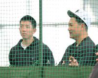 　戸郷（左）と会話を交わす田中将（撮影・伊藤笙子）