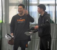 　戸郷（右）と談笑する田中将（撮影・伊藤笙子）