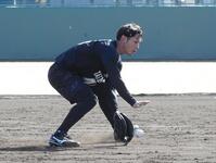 　キャッチャーミットでノックを受ける立松