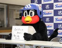 　青木宣親ＧＭ特別補佐の印象を記したつば九郎（撮影・西岡正）