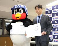 　青木宣親ＧＭ特別補佐（右）と契約書を持つつば九郎（撮影・西岡正）