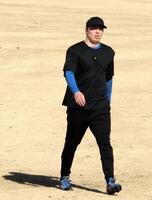 　自主トレを行った田中