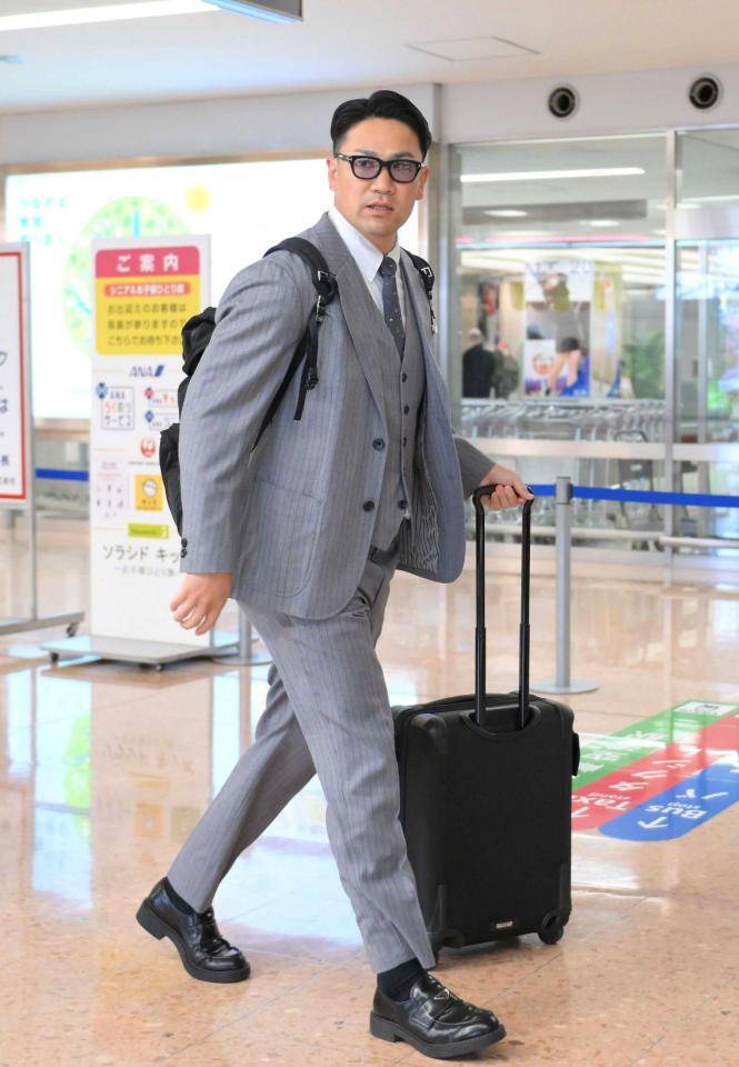 巨人・田中将 グレーのスーツにサングラスで宮崎入り /野球/デイリー