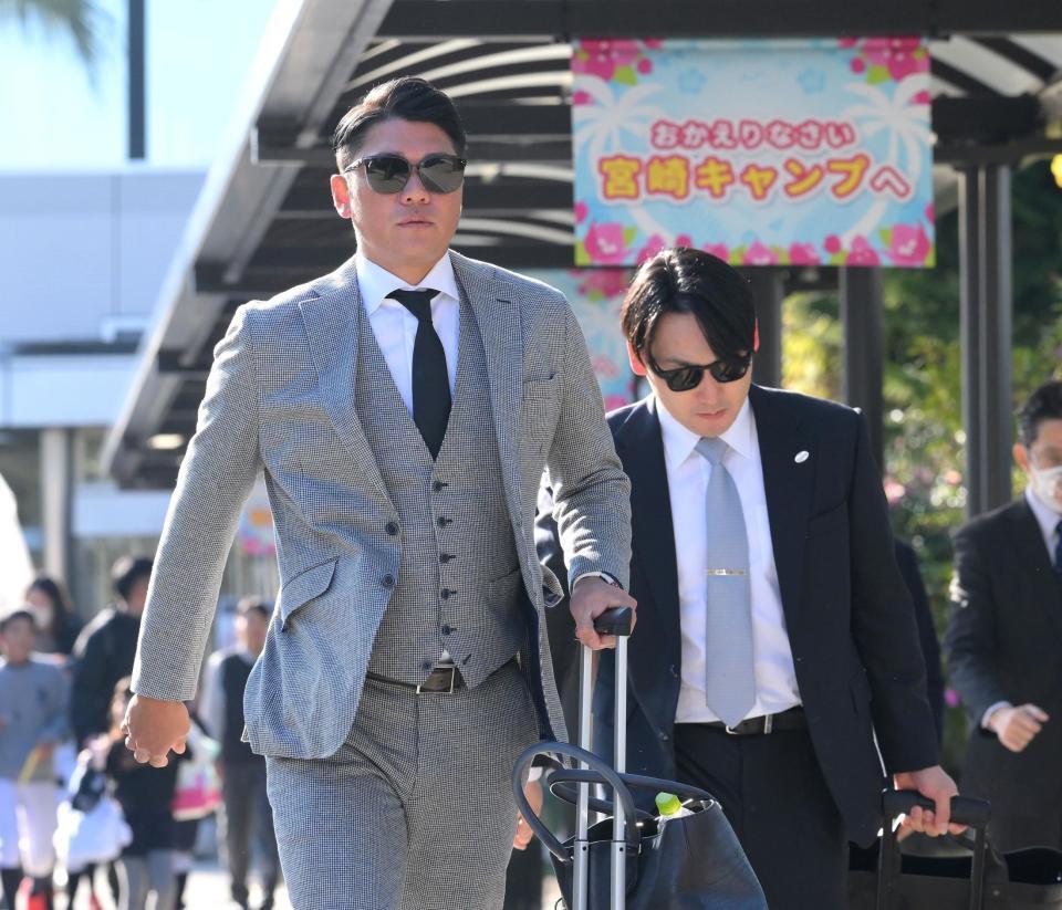 　宮崎入りした坂本（左）と丸＝２７日