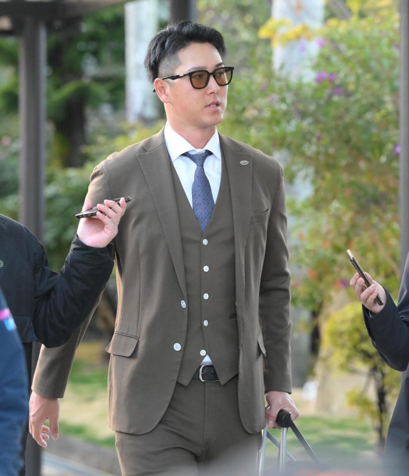 　宮崎入りした秋広＝２７日