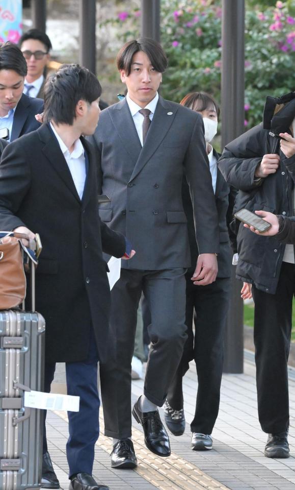 　宮崎入りし、報道陣の取材を受けながら移動する大勢（中央）＝２７日