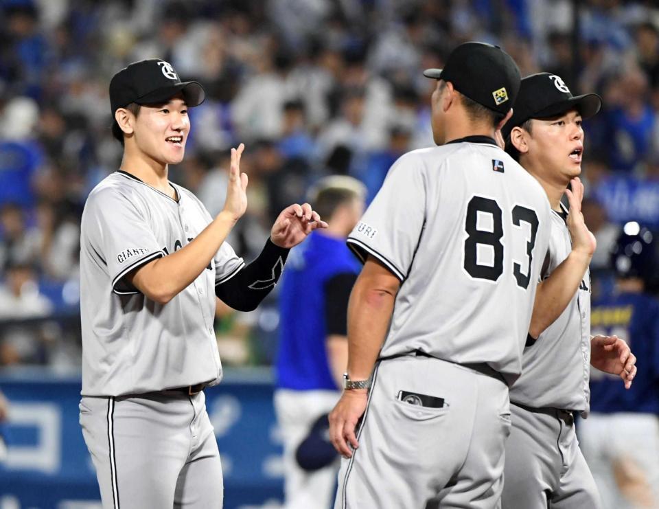 　４勝目を挙げ、阿部監督（右）に迎えられる井上（撮影・佐藤厚）＝２４年７月