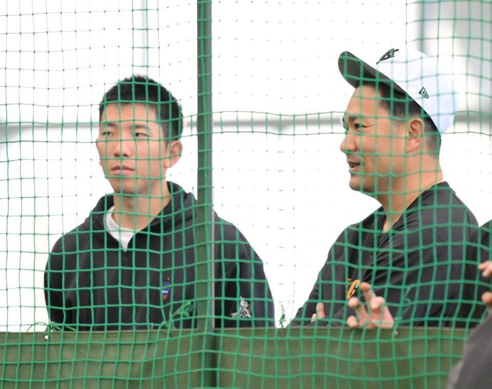 　戸郷（左）と会話を交わす田中将（撮影・伊藤笙子）