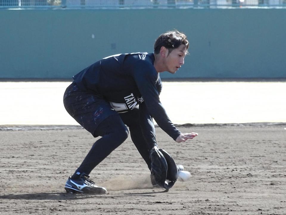 　キャッチャーミットでノックを受ける立松