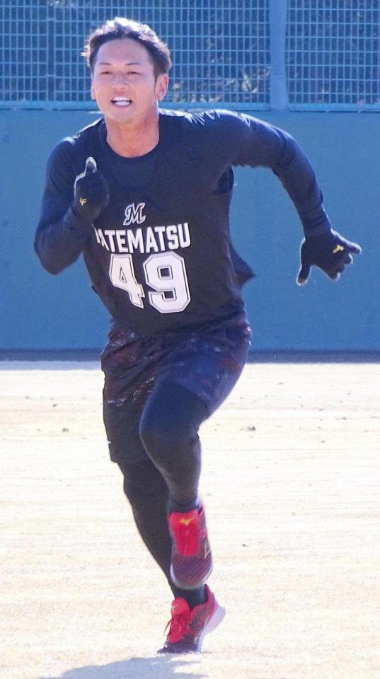 　新人合同自主トレのメニューをこなす立松